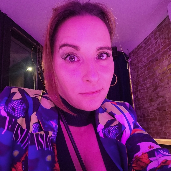 Meet your Posher, Jenn Aka Quinny - Picture 5 of 13